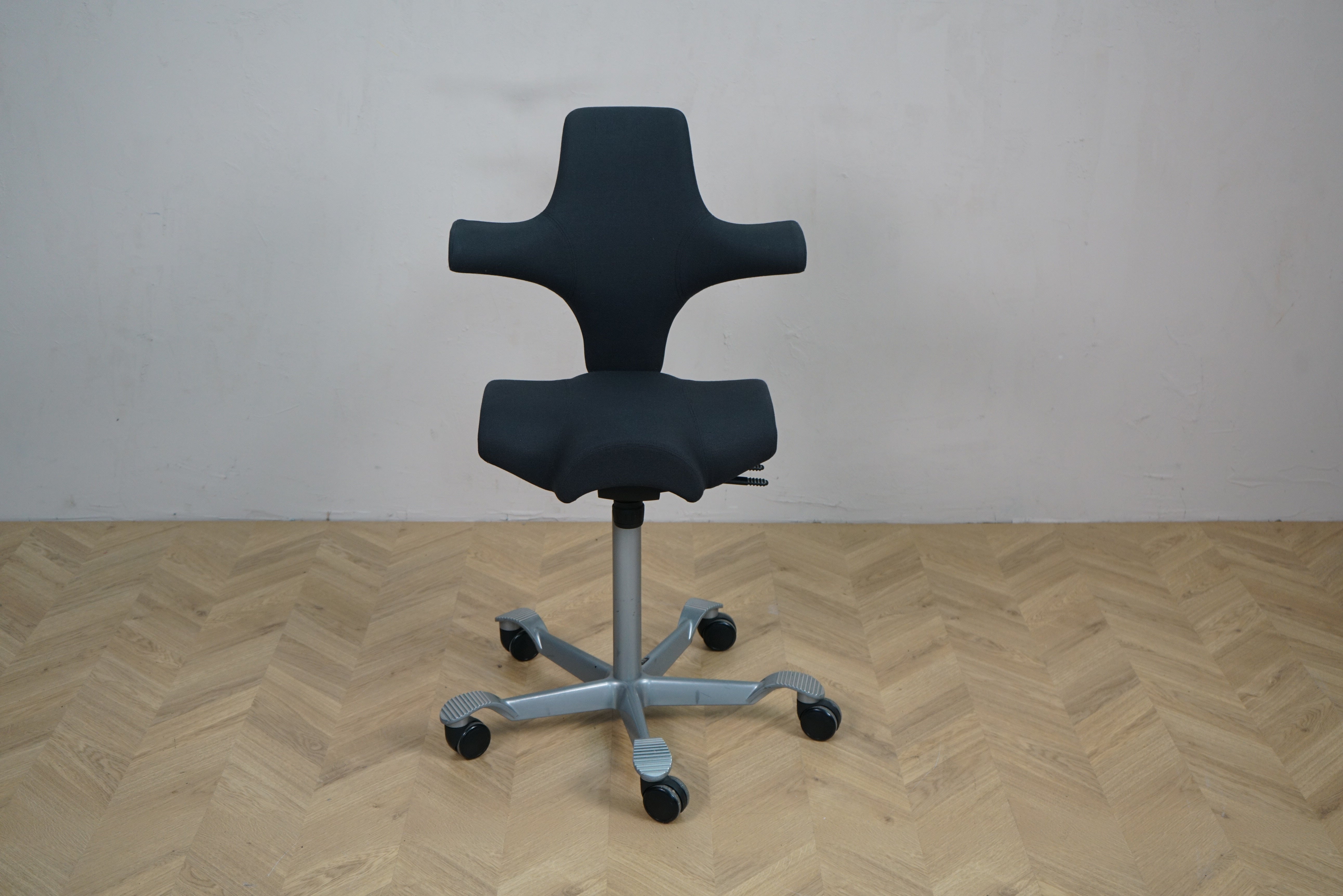 HÅG Capisco 8106 kontorstol i sort Fame set forfra med sølv aluminiumsfodkryds.